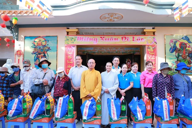 300 phần quà được trao đến Hội Người mù và những hộ gia đình khó khăn