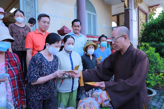 Hòa thượng Thích Minh Truyền, Phó ban Trị sự GHPGVN TP.Thủ Đức trao quà đến bà con khó khăn tại chùa Huê Nghiêm - P.Bình Thọ