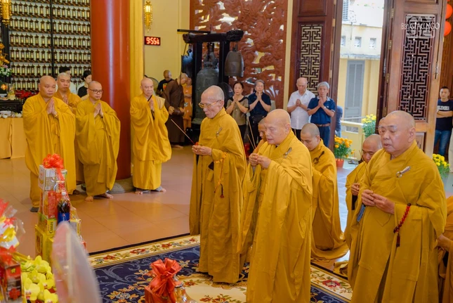 Dâng hương tưởng niệm và tham dự lễ húy nhật Đại lão Hòa thượng Thích Thiện Hòa tại tổ đình Ấn Quang