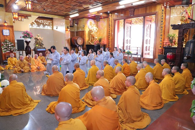 Sau lễ Bố-tát, đạo tràng Phật tử tại tu viện Phước Minh tác lễ cúng dường