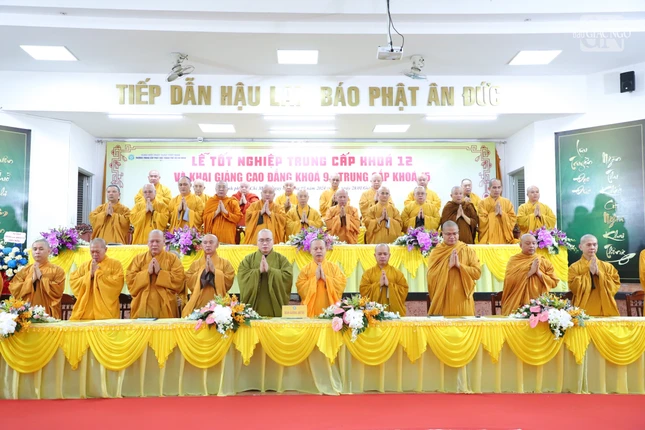 Chư tôn đức niệm Phật cầu gia hộ