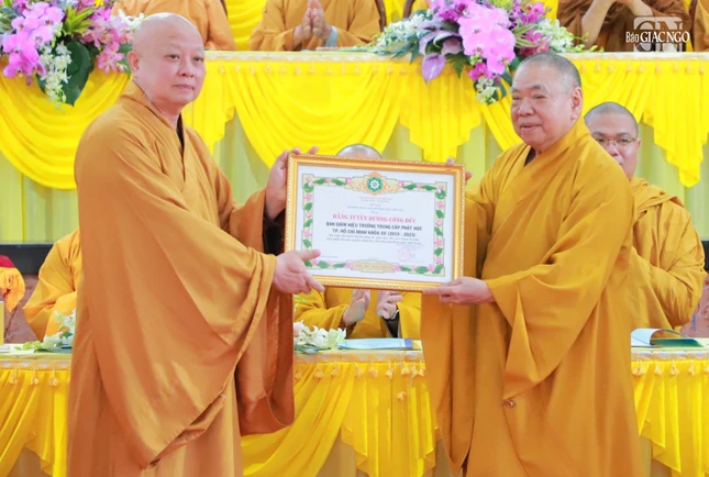 Trưởng lão Hòa thượng Thích Thiện Pháp, Phó Hiệu trưởng Trường Trung cấp Phật học TP.HCM đón nhận Bằng tuyên dương công đức của TƯGH do Hoà thượng Thích Lệ Trang trao