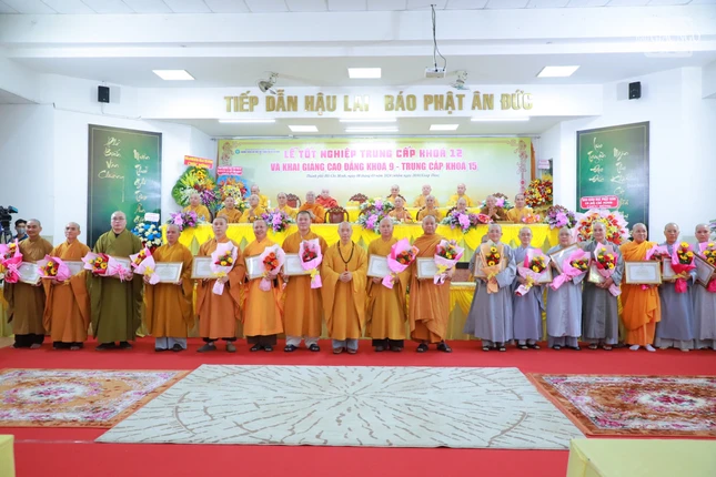 Thượng tọa Thích Quang Thạnh, Phó ban Trị sự kiêm Trưởng ban Giáo dục Phật giáo TP.HCM trao Bằng công đức của Ban Trị sự Phật giáo TP.HCM