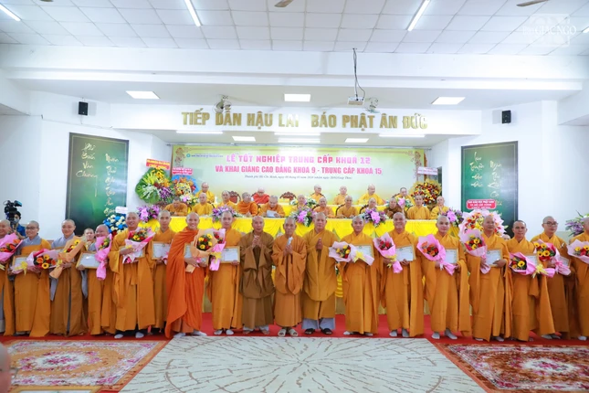 Khen thưởng Tăng Ni sinh