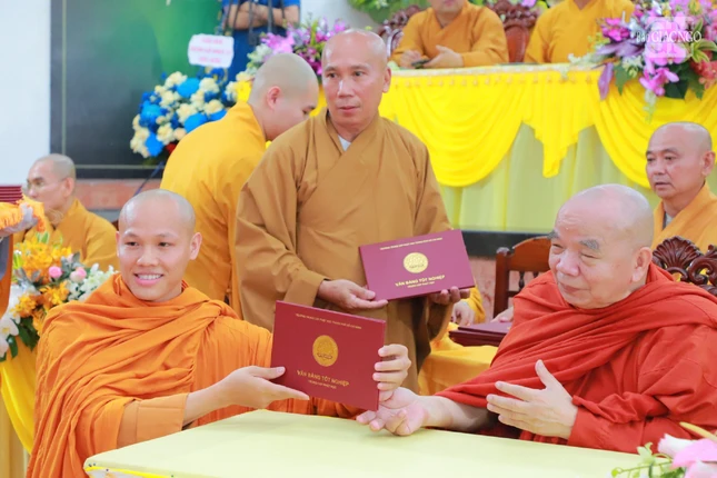 Trao Bằng tốt nghiệp