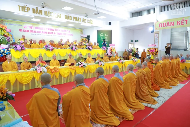 Đại diện Tăng Ni sinh khóa 12 dâng lời cảm tưởng