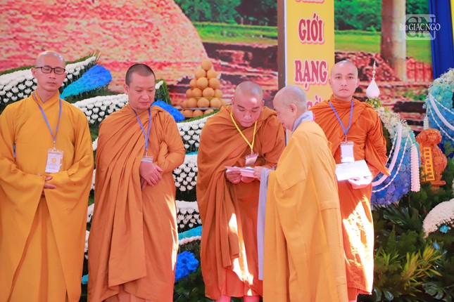 Ni trưởng Trưởng Phân ban Ni giới TP.Thủ Đức trao học bổng mang tôn hiệu “Kiều Đàm Di”