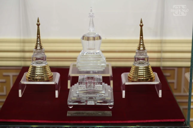 Răng và tóc do Nha sĩ Nguyễn Tấn Hòa cùng các vị thị giả lưu giữ trong quá trình chăm sóc sức khỏe Đại lão Hòa thượng Răng và tóc do Nha sĩ Nguyễn Tấn Hòa cùng các vị thị giả lưu giữ trong quá trình chăm sóc sức khỏe Đại lão Hòa thượng