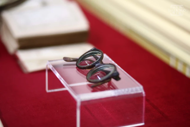 Mắt kính gắn với người trong nhiều năm tháng Mắt kính gắn với người trong nhiều năm tháng