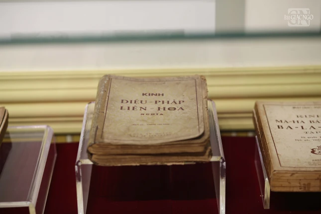 Kinh Diệu pháp liên hoa bộ kinh đầu tiên Đại lão Hòa thượng phiên dịch vào năm 1946 được phổ biến rộng khắp trong và ngoài nước Kinh Diệu pháp liên hoa bộ kinh đầu tiên Đại lão Hòa thượng phiên dịch vào năm 1946 được phổ biến rộng khắp trong và ngoài nước