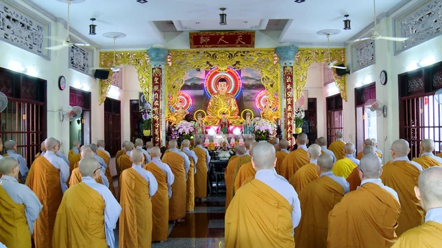 Chư Ni Bố-tát tại chùa Vạn Hạnh Chư Ni Bố-tát tại chùa Vạn Hạnh