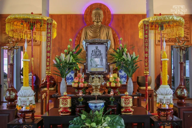 Di ảnh Đại lão Hòa thượng Thích Đạt Thanh được tôn trí tại chánh điện chùa Long Quang