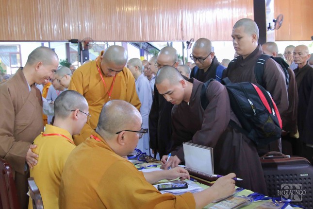 Giới tử nhận thẻ đeo và gửi các thiết bị điện tử không được phép mang vào giới trường