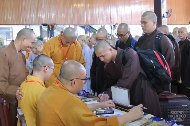 Giới tử nhận thẻ đeo và gửi các thiết bị điện tử không được phép mang vào giới trường