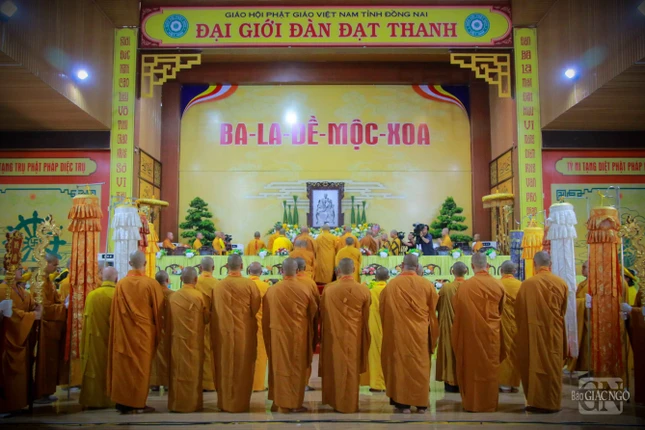 Chư tôn đức Ban Kiến đàn đảnh lễ giác linh Đại lão Hòa thượng Thích Đạt Thanh tại giới trường chùa Tỉnh Hội