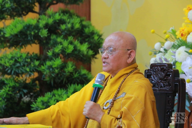 Trưởng lão Hòa thượng Thích Thiện Đạo sách tấn giới tử