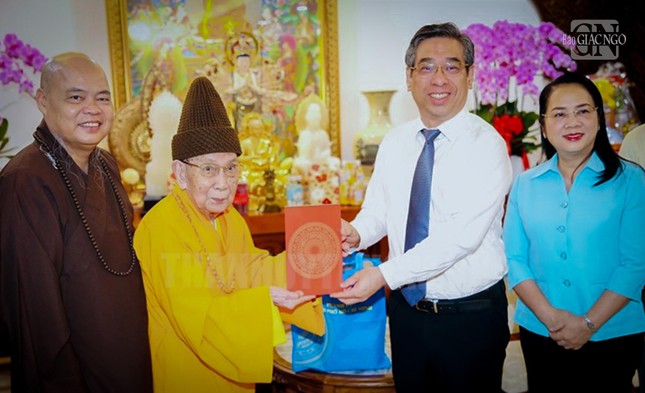 Phái đoàn lãnh đạo TP.HCM thăm Trưởng lão Hòa thượng Thích Đức Nghiệp - Ảnh: Long Hồ
