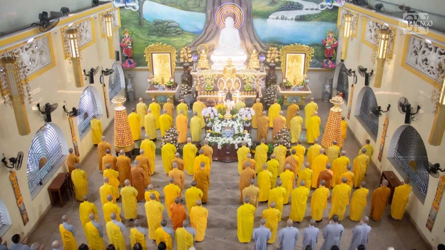 Chư Tăng tác pháp an cư tại chùa Vạn Đức