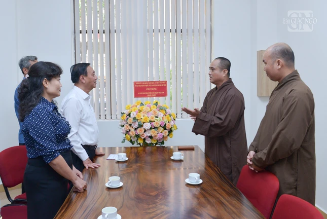Thượng tọa Thích Tâm Hải, Tổng Biên tập Báo Giác Ngộ tiếp thân mật đoàn lãnh đạo TP.HCM Thượng tọa Thích Tâm Hải, Tổng Biên tập Báo Giác Ngộ tiếp thân mật đoàn lãnh đạo TP.HCM