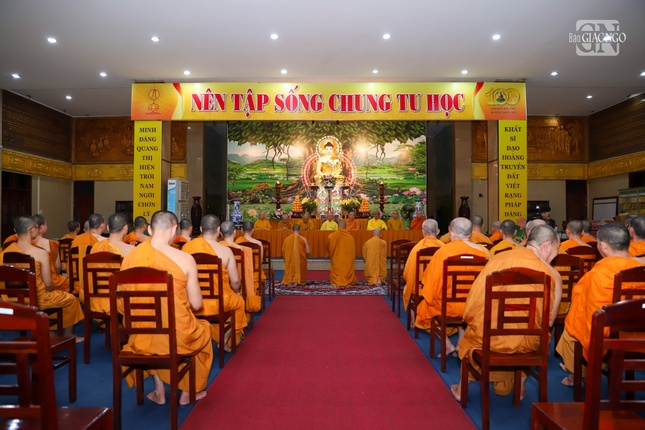 Chư tôn đức Thường trực Ban Trị sự GHPGVN TP.Thủ Đức thăm trường hạ pháp viện Minh Đăng Quang