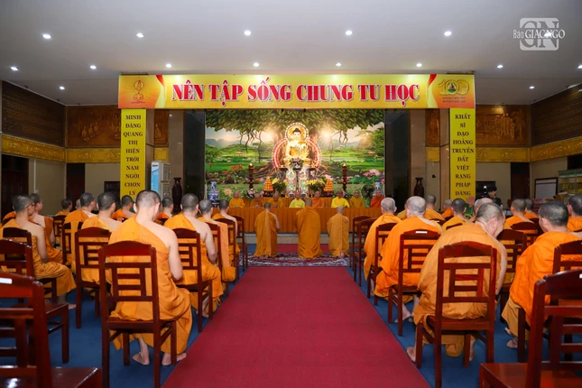 Chư tôn đức Thường trực Ban Trị sự GHPGVN TP.Thủ Đức thăm trường hạ pháp viện Minh Đăng Quang