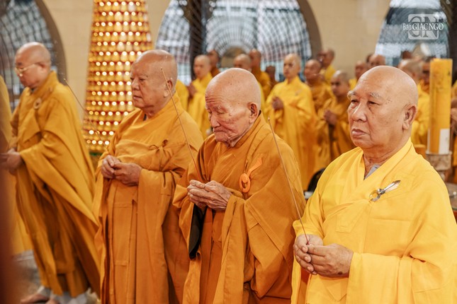 Chư tôn giáo phẩm niêm hương bạch Phật