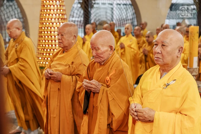 Chư tôn giáo phẩm niêm hương bạch Phật