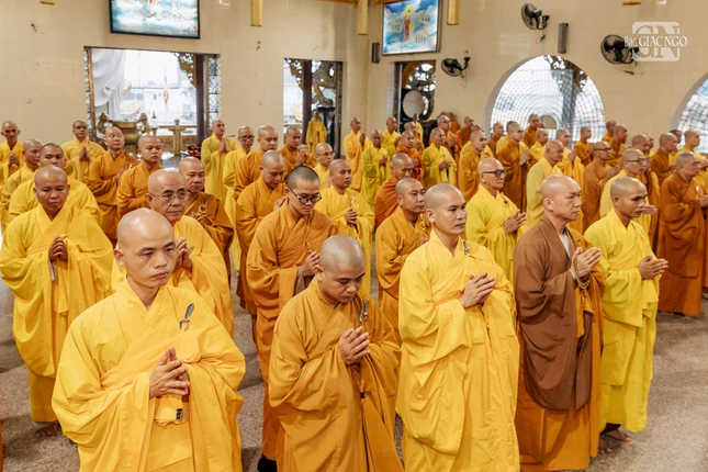 Trang nghiêm xưng tán và đảnh lễ Tam bảo