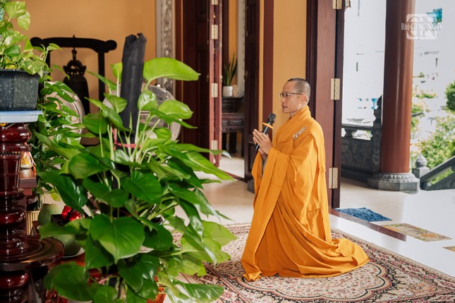 Đại đức Thích Hạnh Đức, Chánh Thư ký Ban Trị sự GHPGVN Q.Tân Bình báo cáo sinh hoạt của hạ trường chùa Hải Quang