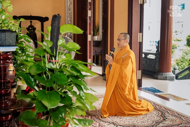 Đại đức Thích Hạnh Đức, Chánh Thư ký Ban Trị sự GHPGVN Q.Tân Bình báo cáo sinh hoạt của hạ trường chùa Hải Quang