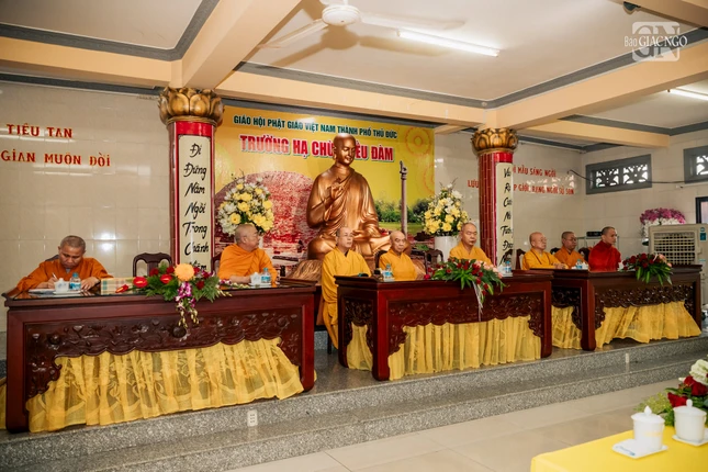 Chư tôn đức thăm và sách tấn 190 hành giả hạ trường chùa Kiều Đàm