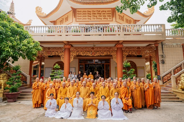 Chụp ảnh lưu niệm tại hạ trường tịnh xá Ngọc Phú