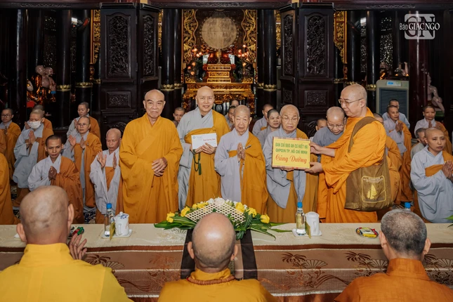 Chư tôn đức Ban Trị sự GHPGVN TP.HCM trao tịnh tài, phẩm vật đến Ban Chức sự hạ trường chùa Sùng Đức. Trường hạ do Ni trưởng Thích nữ Như Quang làm Thiền chủ; Ni trưởng Thích nữ Như Mỹ, Ni trưởng Thích nữ Như Trí, đồng Phó Thiền chủ; Ni trưởng Thích nữ Mỹ Thuận, Hóa chủ