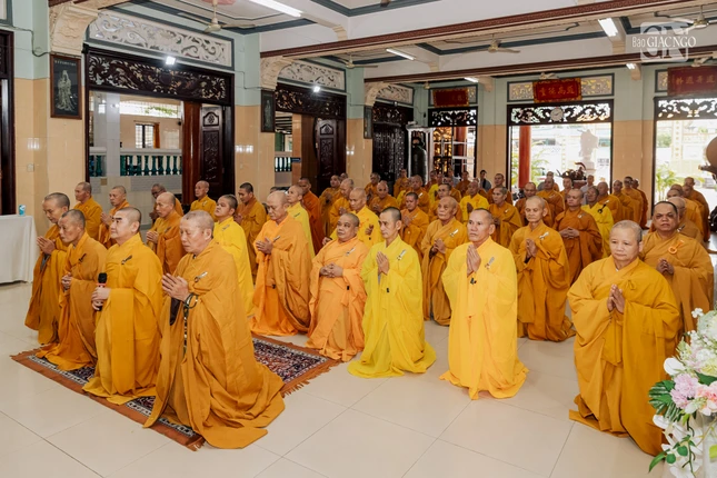 Chùa Từ Quang có 100 hành giả an cư do Hòa thượng Thích Minh Tạo làm Thiền chủ; Hòa thượng Thích Giác Trí, Phó Thiền chủ; Thượng tọa Thích Thiện Ý, Hóa chủ