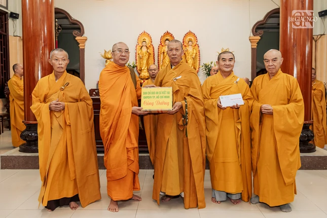 Cúng dường trường hạ chùa Từ Quang