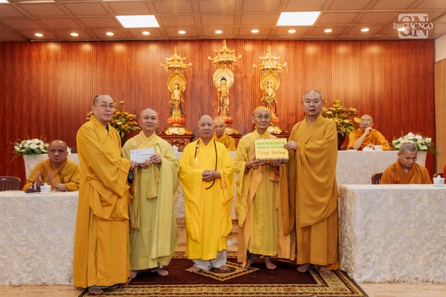 Trao tịnh tài cúng dường đến Ban Chức sự hạ trường chùa Vạn Đức; trường hạ do Hòa thượng Thích Minh Chánh, Thiền chủ; Hòa thượng Thích Hoằng Kiên, Phó Thiền chủ; Hòa thượng Thích Hoằng Tri, Hóa chủ