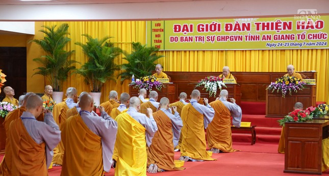 Chư giới tử thọ nhận đãy lọc nước