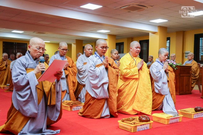 Giới tử Tỳ-kheo-ni thỉnh cầu Chánh pháp yết-ma trước Đại Tăng