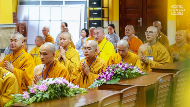 Chư giới sư đã hướng dẫn các giới tử cung thỉnh Đức Thích Ca Mâu Ni làm Hòa thượng Đường đầu