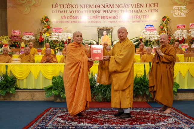 Hòa thượng Thích Lệ Trang trao quyết định bổ nhiệm trụ trì đến nhị vị Hòa thượng