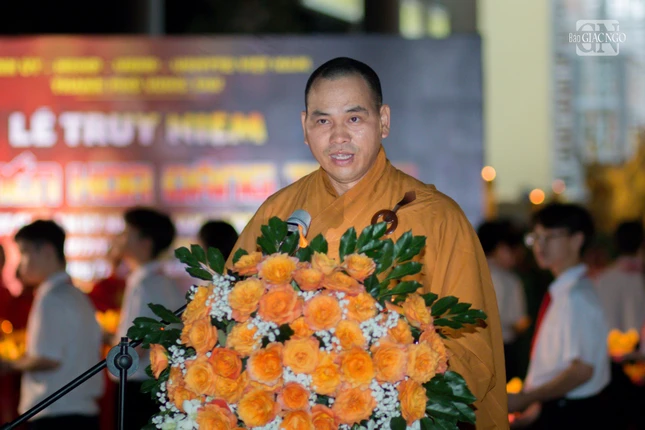 Thượng tọa Thích Thiện Thông tuyên đọc điếu văn tưởng niệm