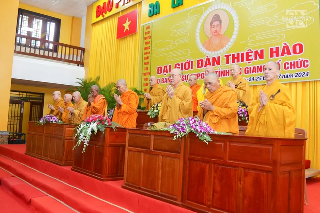 Chư tôn giáo phẩm chứng minh