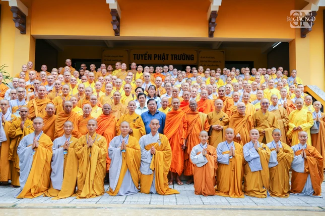 Ban Kiến đàn, Hội đồng Thập sư, lãnh đạo chính quyền các cấp và các giới tử chụp hình lưu niệm