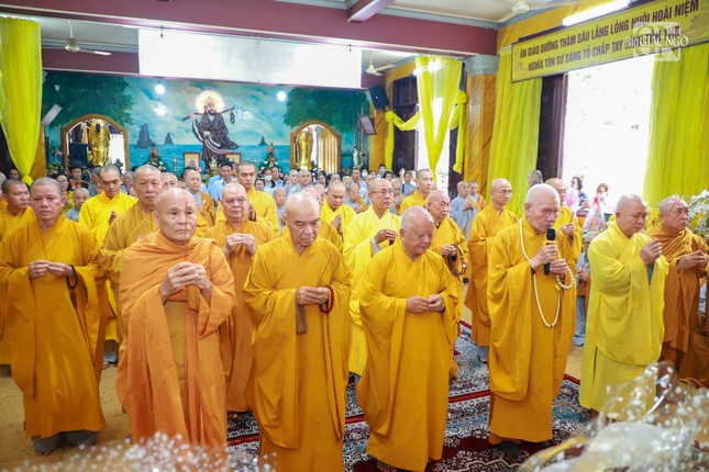 Chư tôn đức thắp hương tưởng niệm