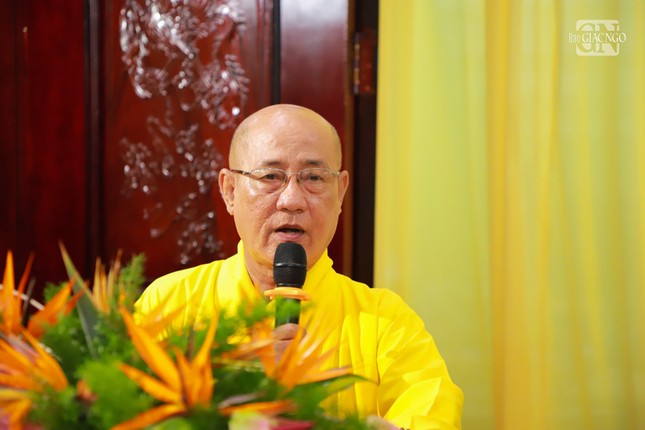 Hòa thượng Thích Minh Truyền, Phó ban Trị sự GHPGVN TP.Thủ Đức phát biểu khai mạc Lễ công bố, trao quyết định bổ nhiệm trụ trì chùa Ưu Đàm