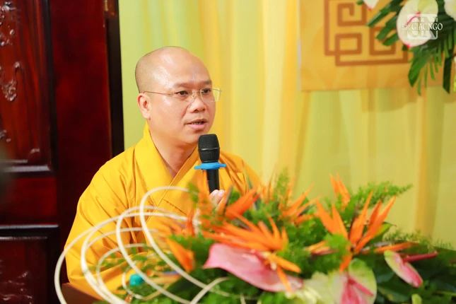 Đại đức Thích Trí Đức công bố quyết định của Ban Thường trực Ban Trị sự GHPGVN TP.HCM về việc bổ nhiệm Sư cô Thích nữ Quảng Hiếu đảm nhiệm trụ trì chùa Ưu Đàm