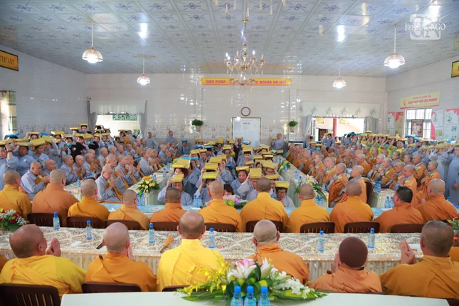 Thành kính cúng dường pháp y đến chư tôn đức Tăng Ni Thành kính cúng dường pháp y đến chư tôn đức Tăng Ni