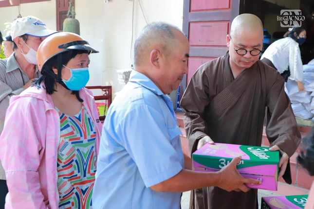 Món quà ấm lòng người mùa Vu lan