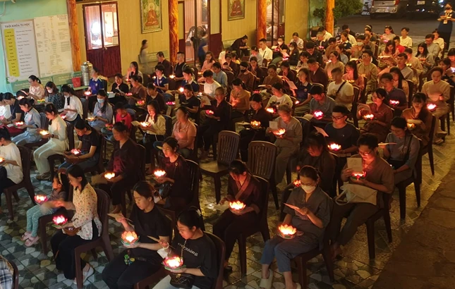 Thắp nến tri ân cha mẹ nhân mùa Vu lan