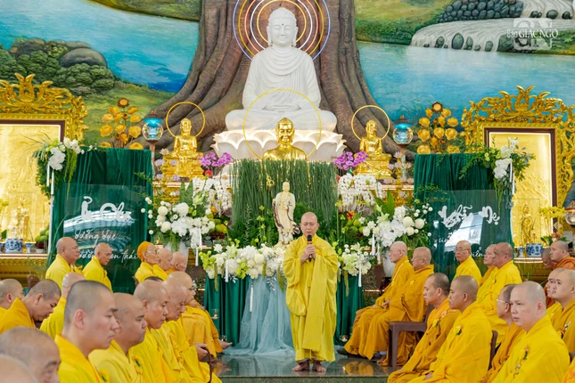 Hòa thượng Thích Hoằng Tri chia sẻ tại buổi lễ Hòa thượng Thích Hoằng Tri chia sẻ tại buổi lễ